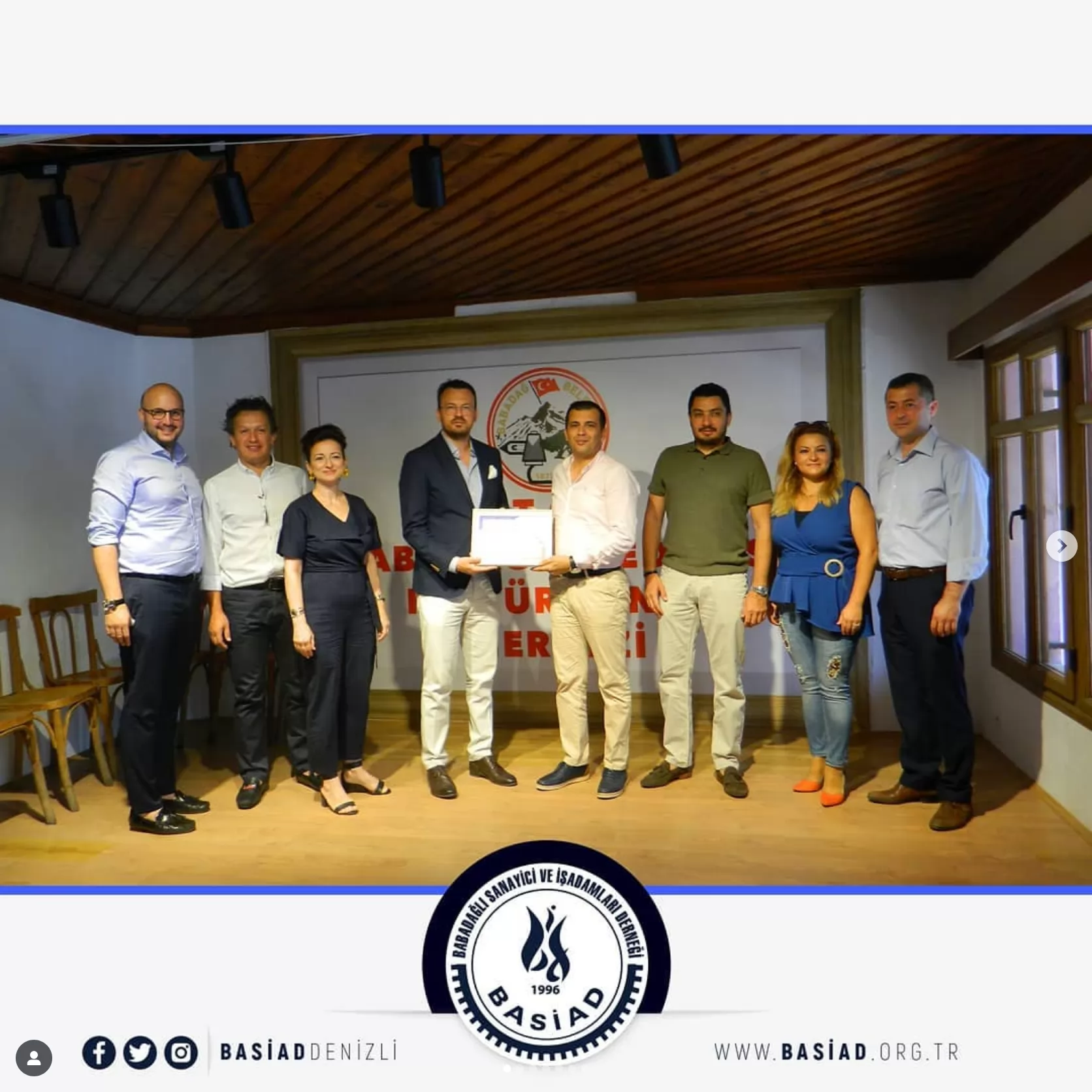 abadağ Sanat Merkezi’nde gerçekleşen BASİAD Yönetim Kurulu Toplantısı’na davet edilen Babadağ Belediye Başkanı Sn. Ali Atlı’ya Başkan Şeref Arpacı tarafından Onur Üyeliği Belgesi verildi.