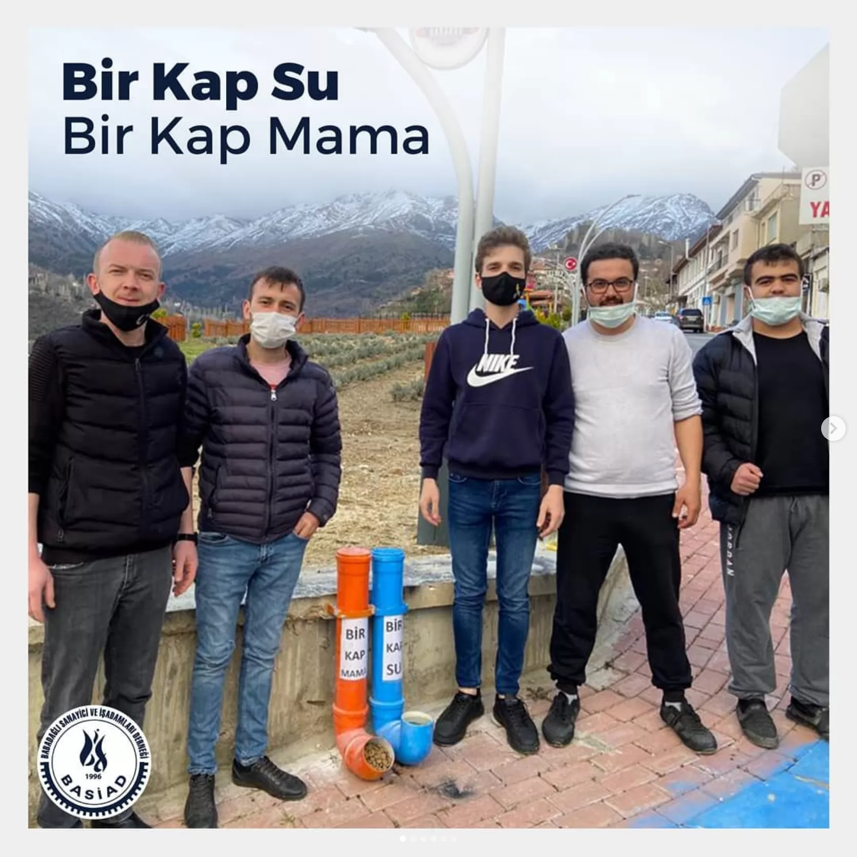 Babadağ’da genç arkadaşlarımızın geçtiğimiz günlerde su borularından yaptıkları su ve mama kapları ile sokak hayvanlarının ihtiyaçlarını karşılamak amacıyla gerçekleştirdikleri Bir Kap Su Bir Kap Mama projesini destekliyoruz