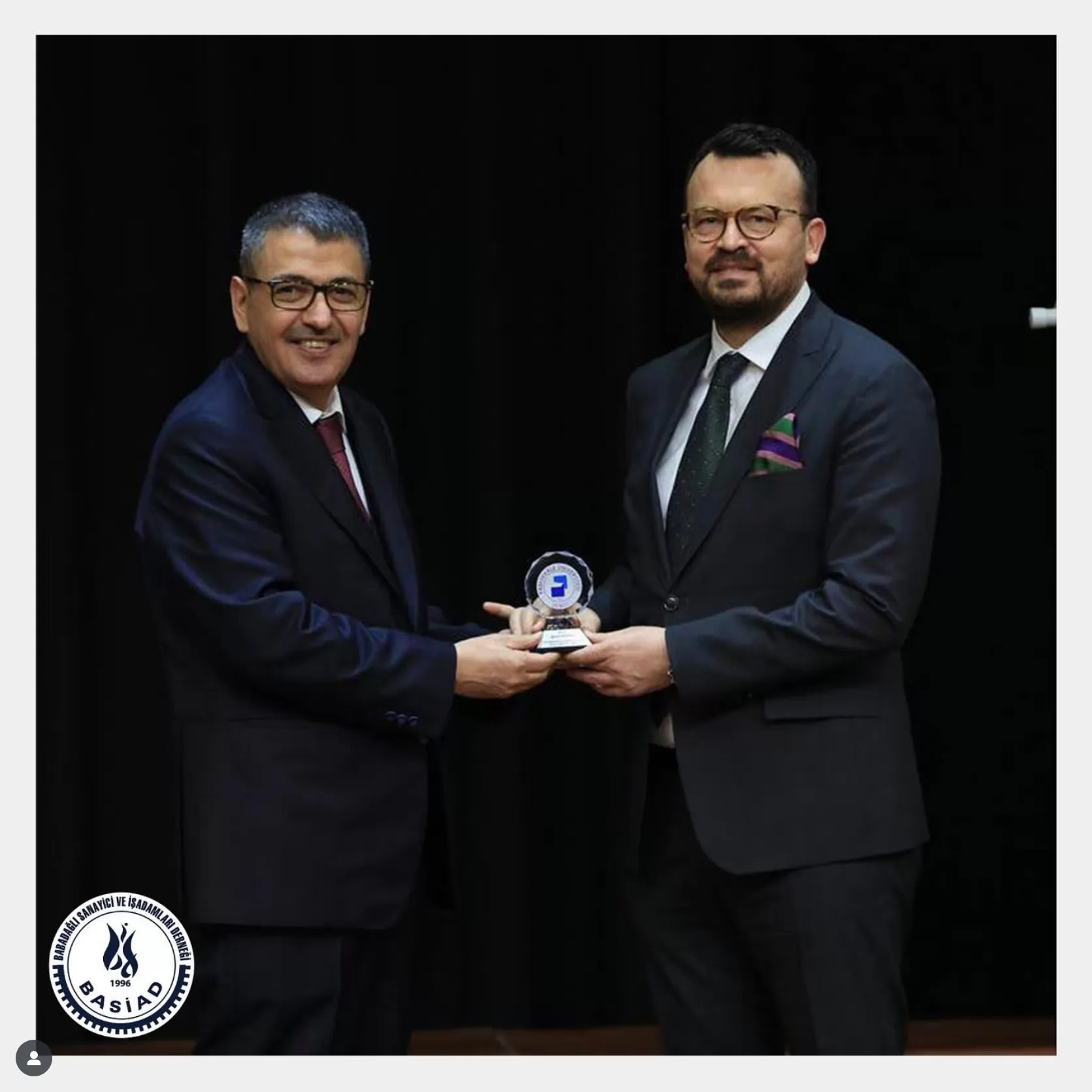 BASİAD Yönetim Kurulu Başkanı Şeref Arpacı, Pamukkale Üniversitesi Rektörü Sayın Prof. Dr. Ahmet Kutluhan’dan teşekkür ödülünü aldı.