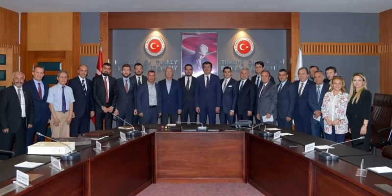 Yönetim Kurulu, T.C. Ekonomi Bakanı Nihat Zeybekci'yi makamında ziyaret etti.