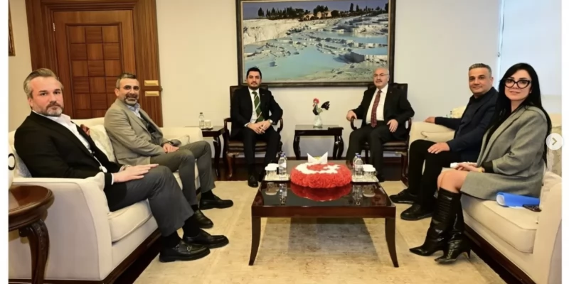 Denizli Valimiz Sayın Yavuz Selim Köşger’e gerçekleştirdiğimiz hayırlı olsun ziyaretinde, derneğimizin faaliyetleri hakkında bilgi paylaşma fırsatı bulduk. Nazik kabulleri ve misafirperverlikleri için kendilerine teşekkür ediyor, ilimizdeki yeni görevinde başarılar diliyoruz.